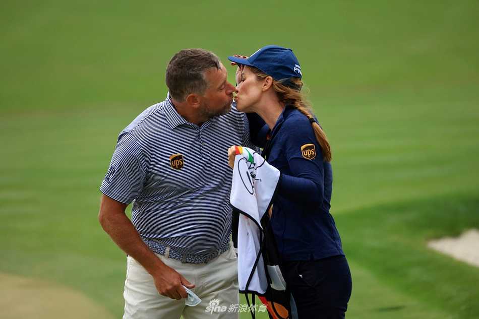 科里·康纳斯在沙坑中冷静救球，奋力守住并列第二的争冠位置。