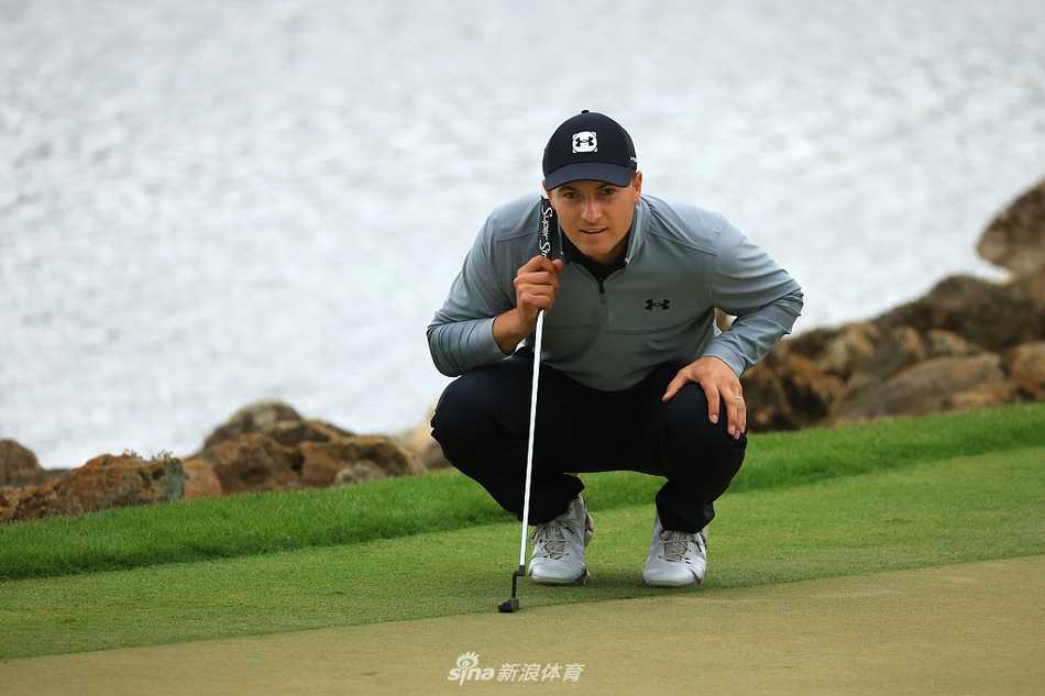 决赛轮领先组对决蓄势待发，维斯特伍德与德尚博在练习场并肩热身。