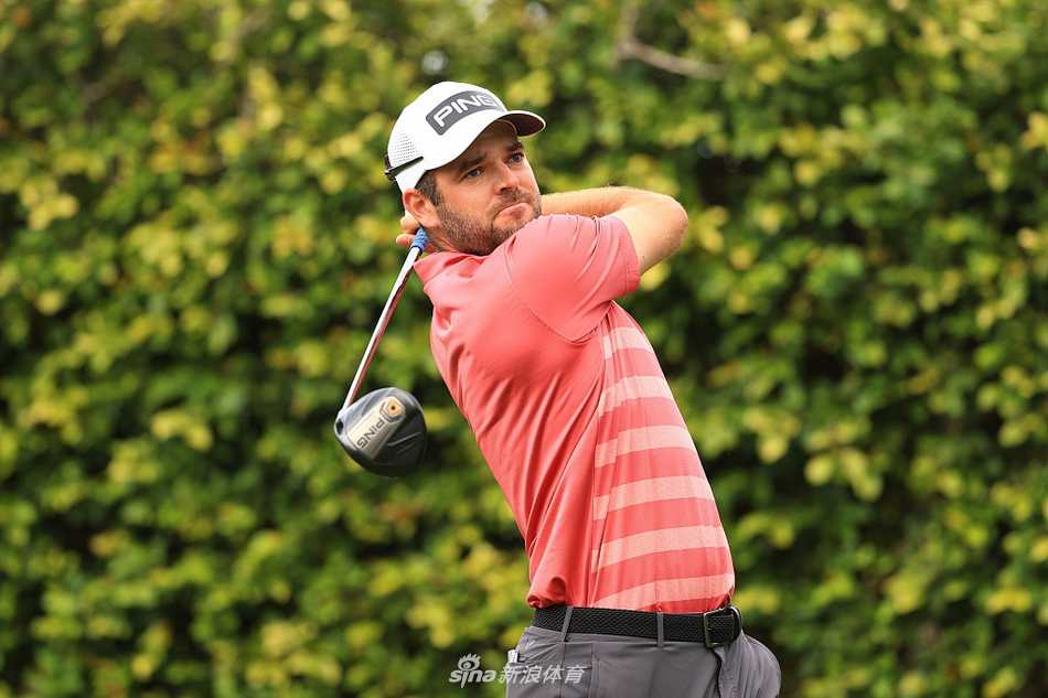 决赛轮开球在即，球员进行最后准备，大战前的宁静氛围笼罩球场。