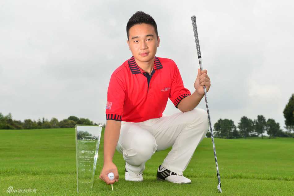 梁策、钟成恩、阎鹏等男子组顶尖好手并肩而立，意气风发，展现竞技体育的友谊与风度。