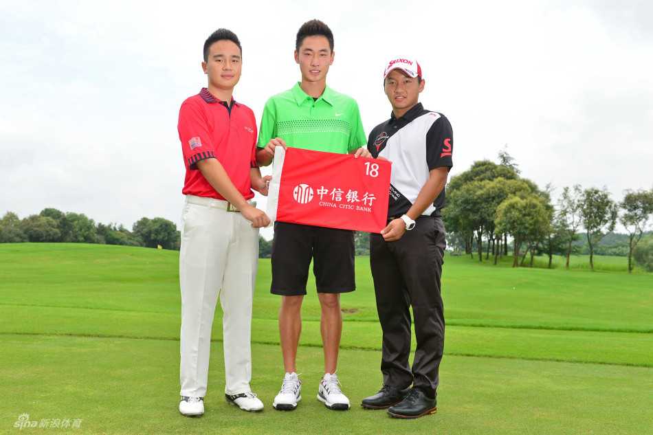 冠军高举奖杯瞬间，笑容灿烂，所有的汗水与努力在此刻化为荣耀的闪光。