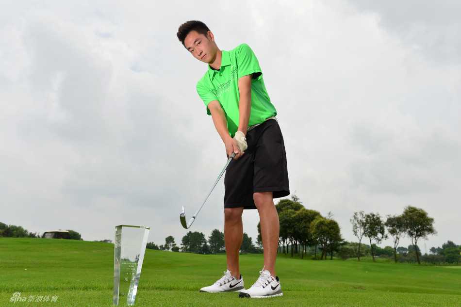 尹雪屏息凝神，完成关键推击，小球朝着洞杯缓缓滚去，瞬间定格胜负悬念。