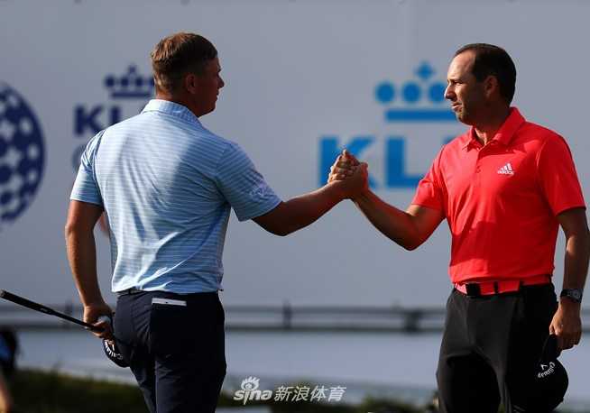 百届盛典加西亚笑傲荷兰 新星闪耀老将弥坚 加西亚在沙坑中冷静救球,沙砾飞扬瞬间展现高超的短杆技巧