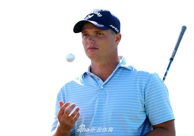 百届盛典加西亚笑傲荷兰 新星闪耀老将弥坚 决赛轮关键推杆瞬间,加西亚凝神观察果岭线路,争夺百年桂冠