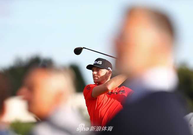 百届盛典加西亚笑傲荷兰 新星闪耀老将弥坚 加西亚在球道上全神贯注地准备击球,身后是典型的林克斯风格球场风貌