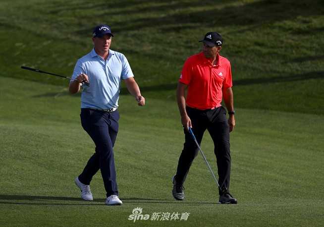 颁奖时刻加西亚高举冠军奖杯，金色奖杯与灿烂笑容交织成胜利的喜悦