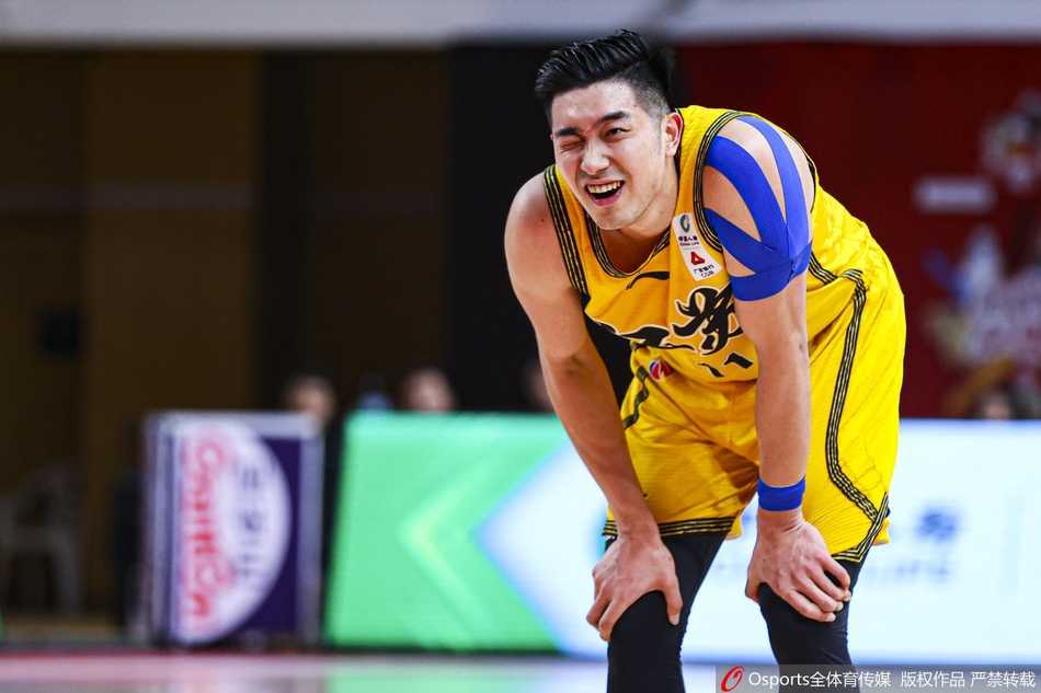 江苏青年军拼至最后一刻遗憾落败,山西终迎曙光止连败 山西外援莫兰德在江苏内线翻江倒海,以一记势大力沉的单手劈扣点燃替补席,此役他砍下赛季新高的30分。