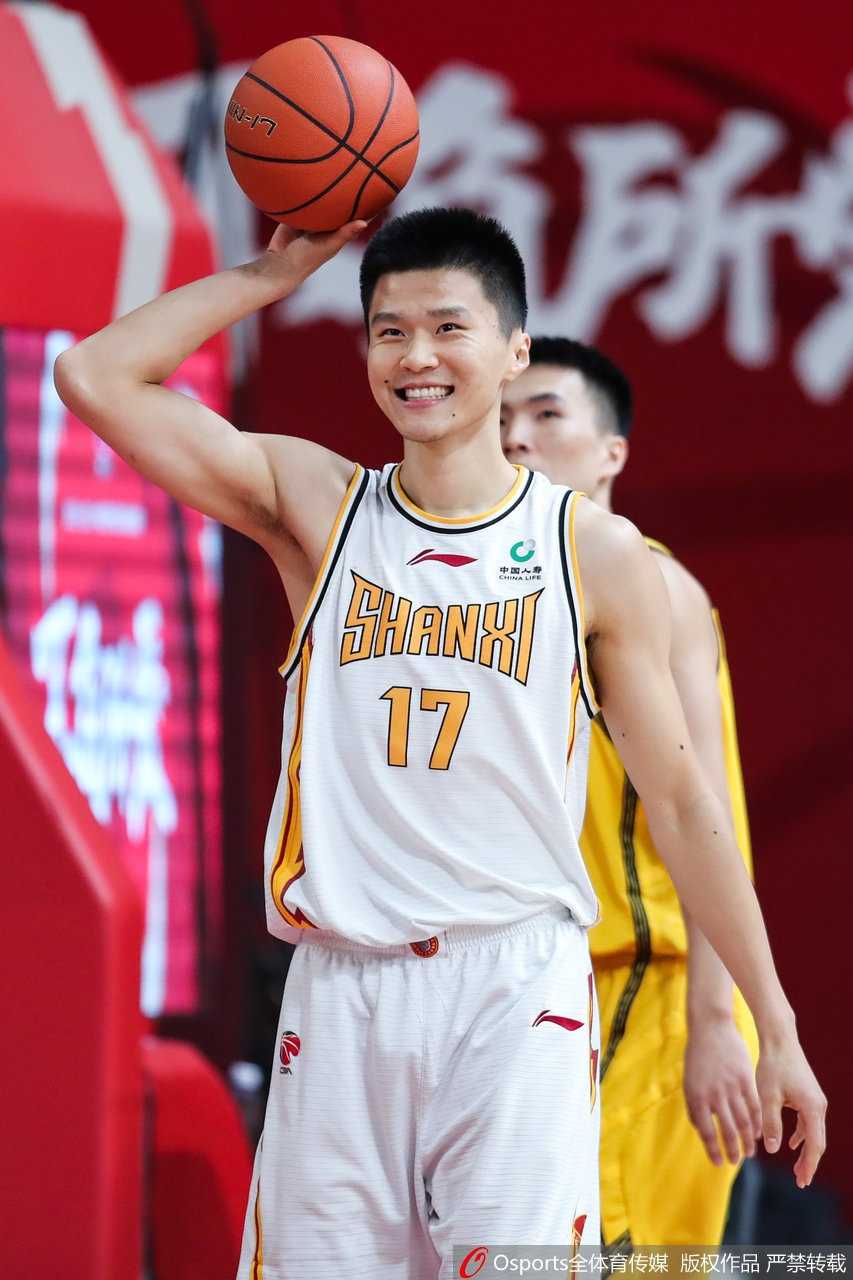 江苏青年军拼至最后一刻遗憾落败,山西终迎曙光止连败 山西队的刘冠岑在命中关键投篮后激动地仰天长啸,面目狰狞地宣泄着心中的压力,他是球队终结连败的重要功臣。