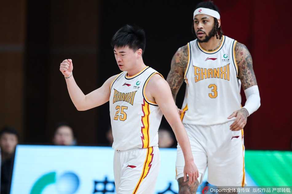 江苏青年军拼至最后一刻遗憾落败,山西终迎曙光止连败 江苏核心威尔斯在严密防守下失去平衡倒地,他眼神坚毅地望向篮筐,虽然身处逆境仍奋力将球传出,展现了领袖风范。