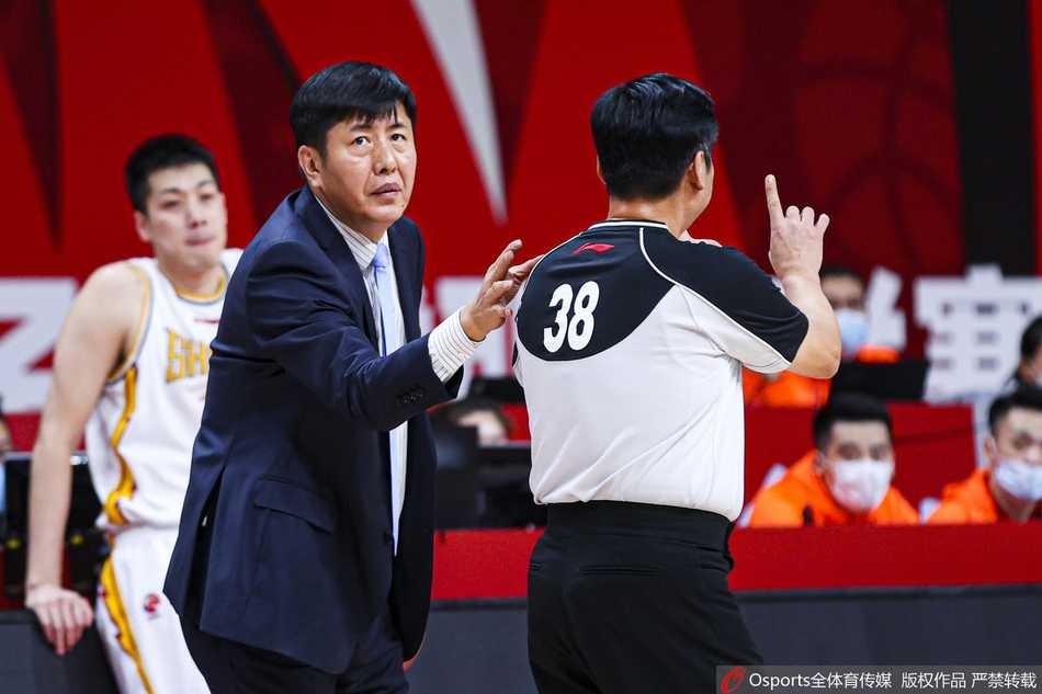 江苏青年军拼至最后一刻遗憾落败,山西终迎曙光止连败 山西队神射手原帅在三分线外果断出手,皮球划过一道完美弧线直钻网窝,他精准的投射是山西队保持火力的关键。