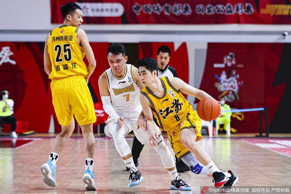 江苏青年军拼至最后一刻遗憾落败,山西终迎曙光止连败 江苏小将郑祺龙展现惊人弹跳,高高跃起试图隔扣山西内线,虽然未能成功但气势如虹,本场他砍下20分创造生涯新高。