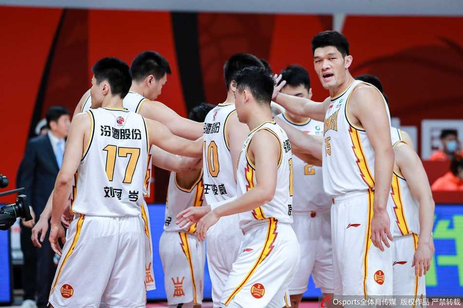 江苏青年军拼至最后一刻遗憾落败,山西终迎曙光止连败 内线巨塔吴冠希与莫兰德在禁区进行激烈卡位,肌肉碰撞火星四溅,吴冠希最终砍下21分11篮板的两双数据捍卫了禁区荣耀。