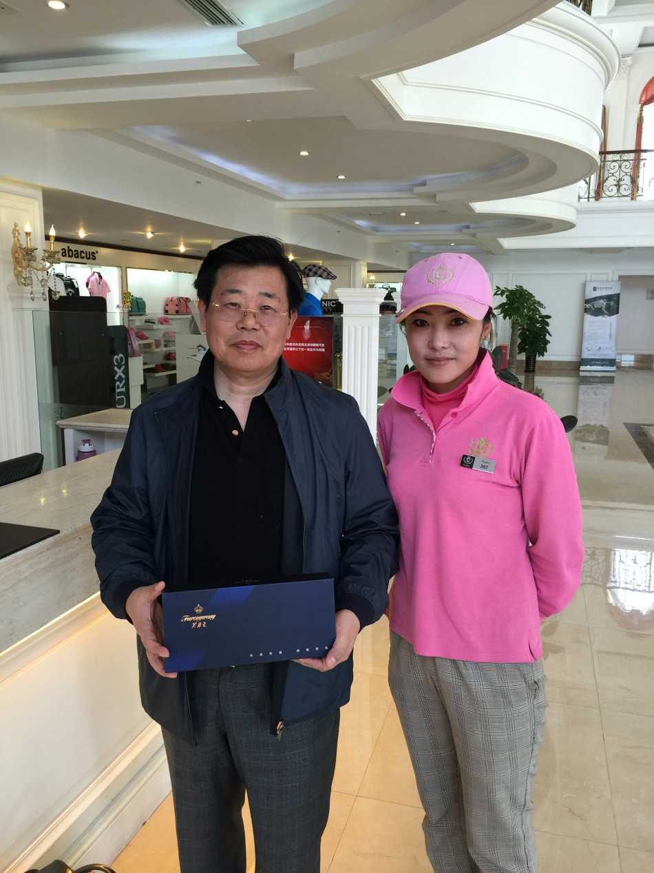 阳光下的芙蓉王展台，礼盒如艺术品般陈列，与远方城堡相映成趣