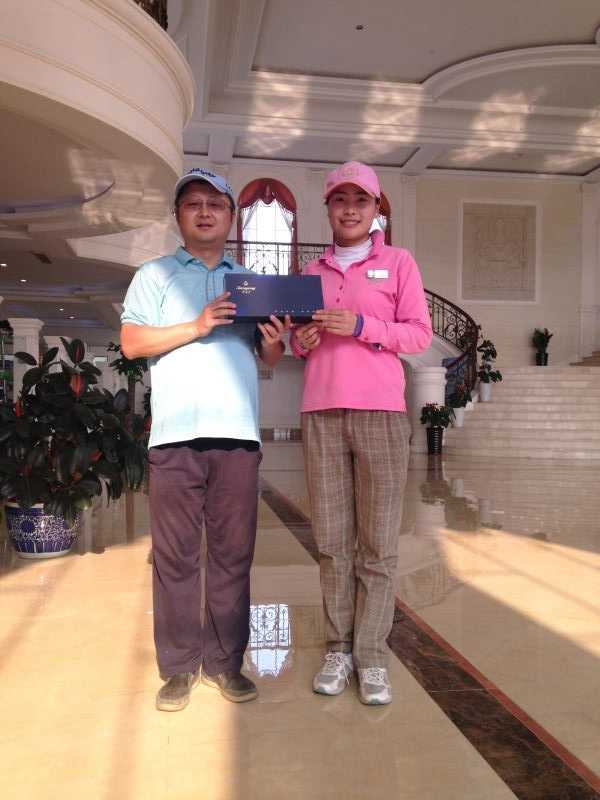 嘉宾们兴致勃勃地欣赏百鸟争鸣礼盒，脸上洋溢着惊喜与赞赏的笑容