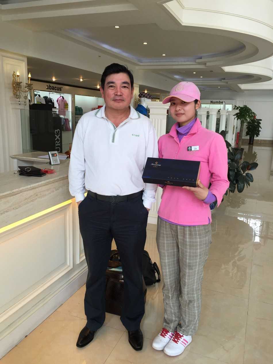 碧绿球道上，嘉宾优雅挥杆，身影与蓝天绿草构成动人画卷