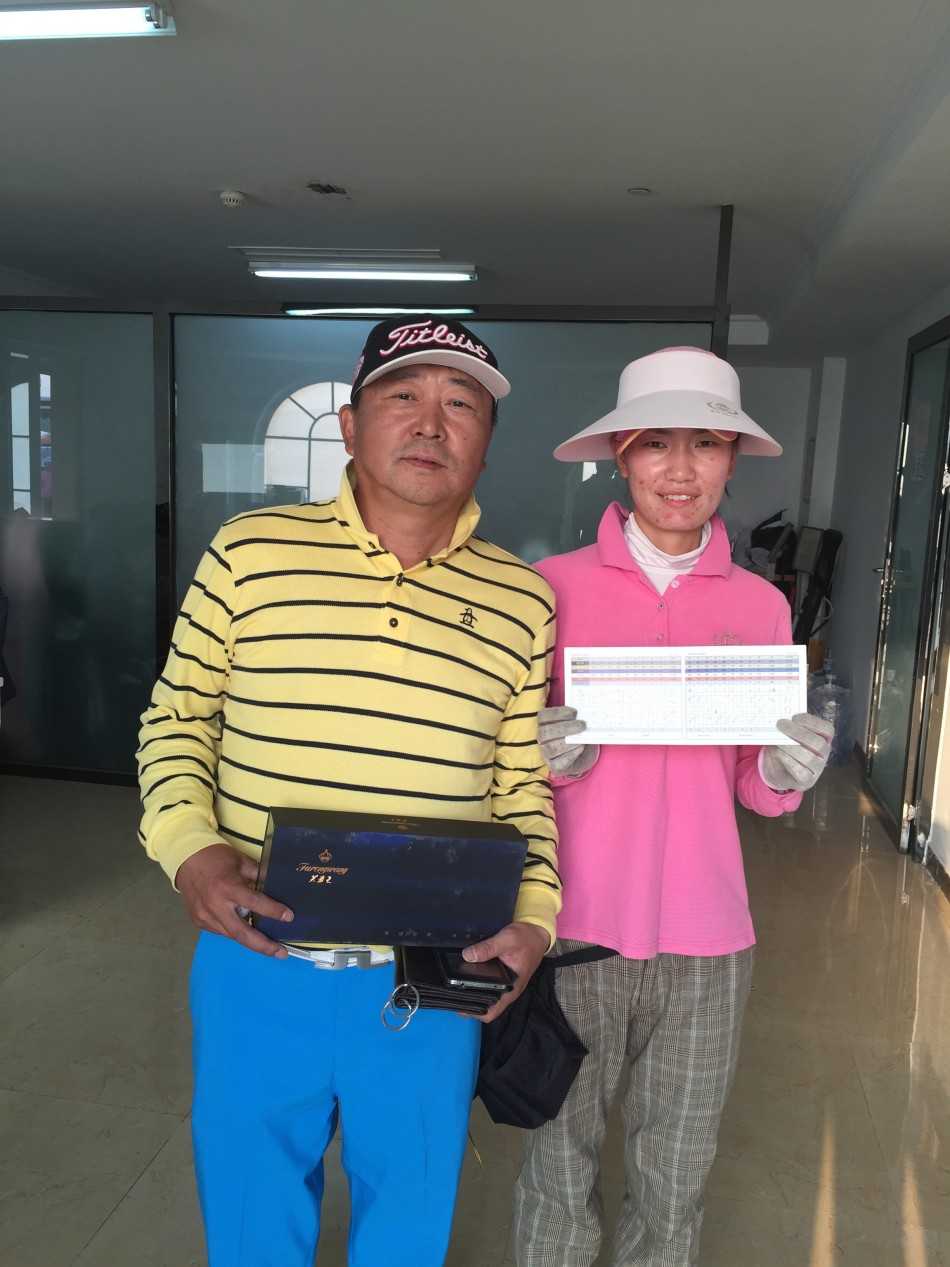 互动环节妙趣横生，嘉宾们正参与一场别开生面的推杆小游戏