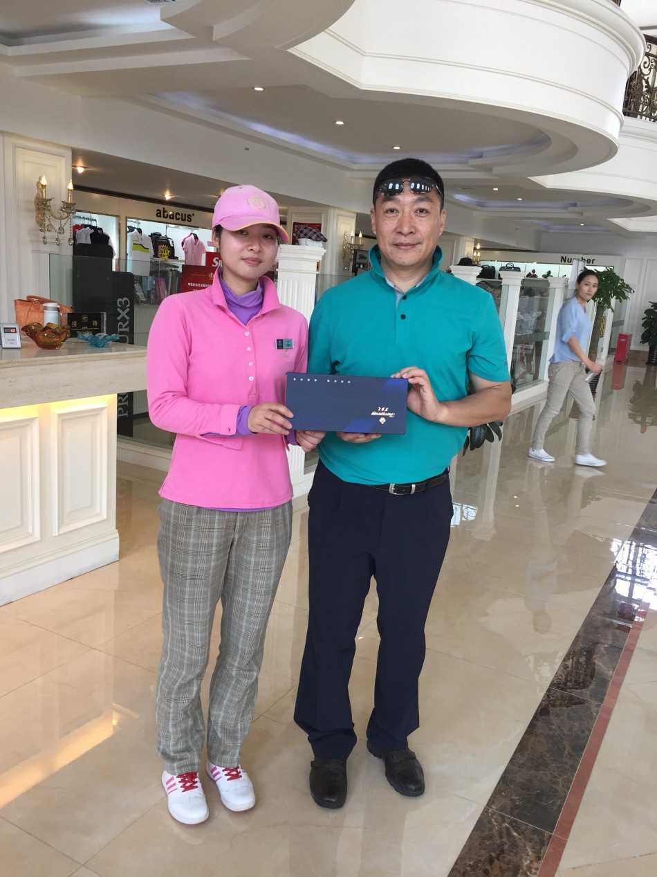 拉菲特城堡的古典拱门下，礼盒陈列宛如一场小型艺术展览