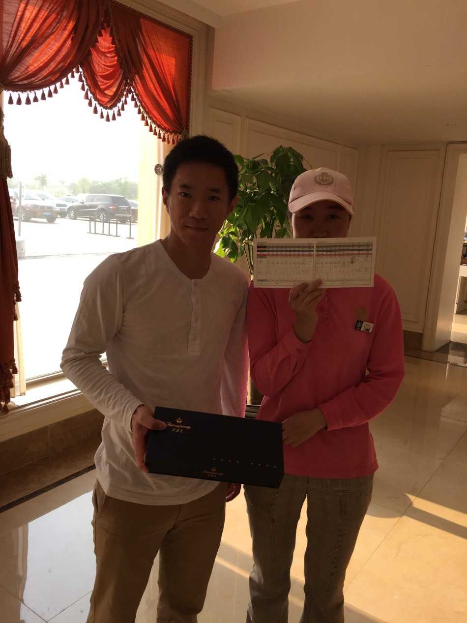 与会嘉宾手持礼盒合影留念，记录下这个充满品味与欢愉的秋日午后