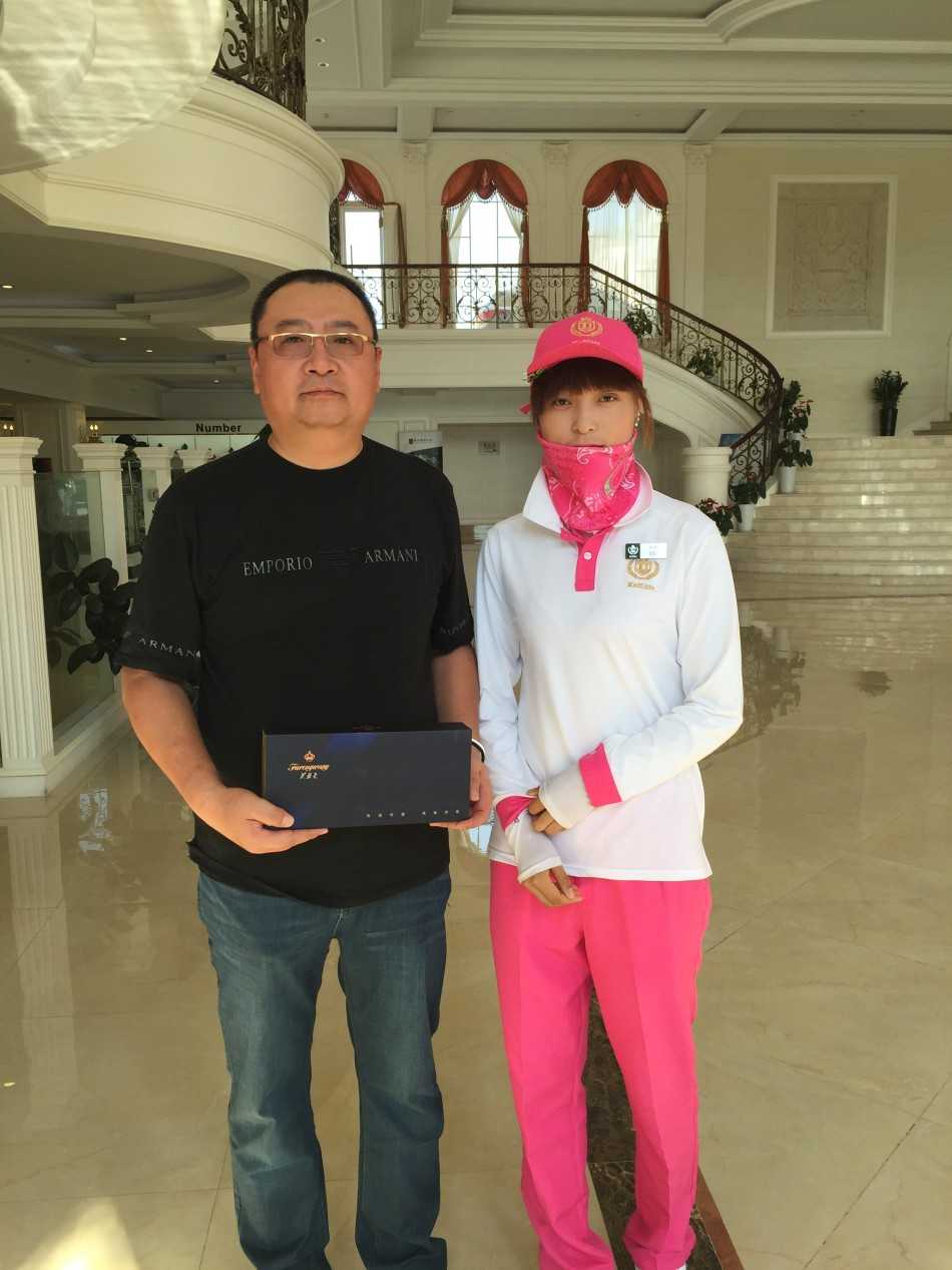 璀璨灯光亮起，百鸟争鸣主题展台在夜色中熠熠生辉，宛如梦境