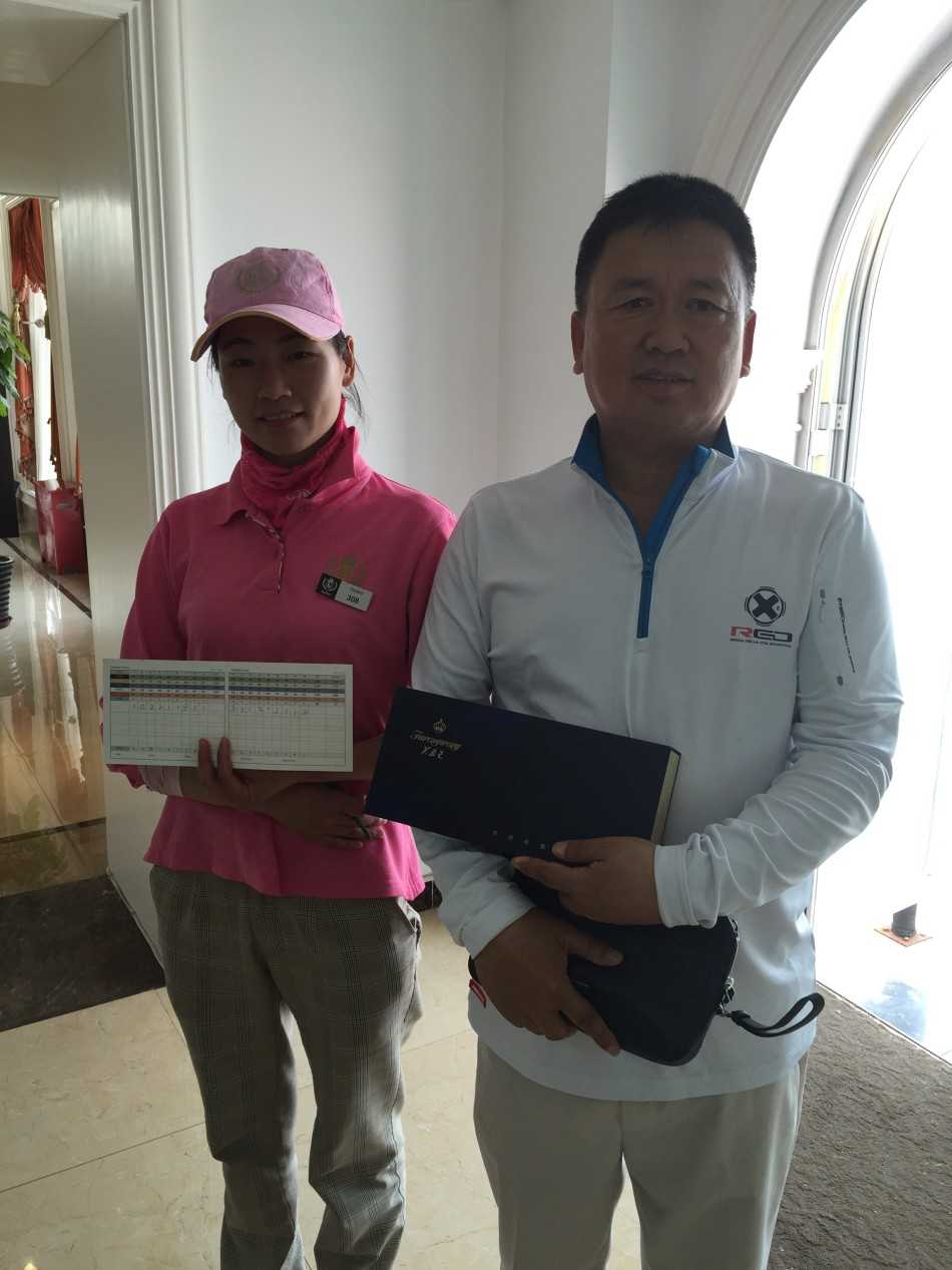 夕阳余晖映照城堡，嘉宾们仍在愉快交流，画面温暖而宁静