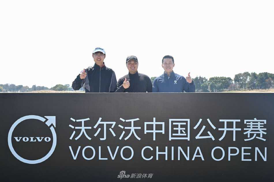 晨雾弥漫的开球时刻，一位球员挥杆的剪影划破宁静，球杆划出流畅弧线，白球如箭矢般射向远方。