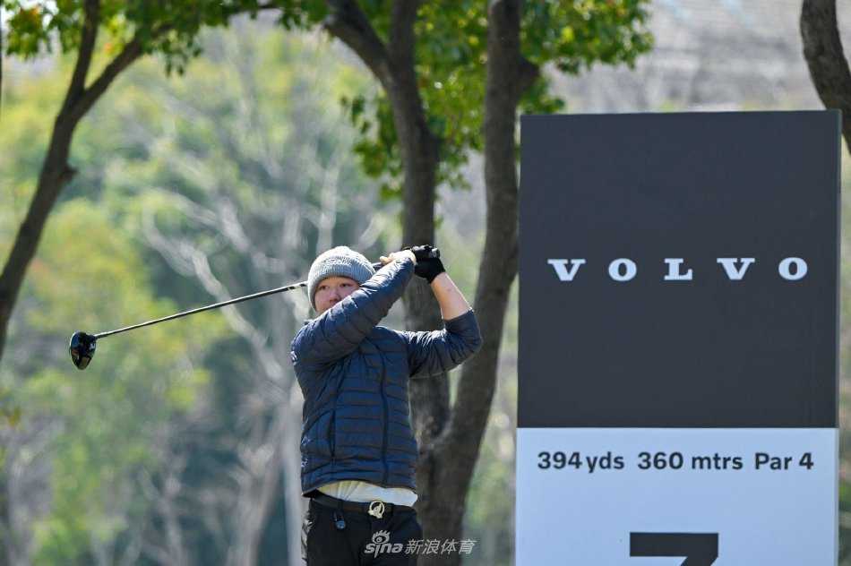 沙坑救球瞬间，沙粒如金色浪花飞溅，球员身体绷紧如弓，目光紧盯着即将脱困升空的小白球。