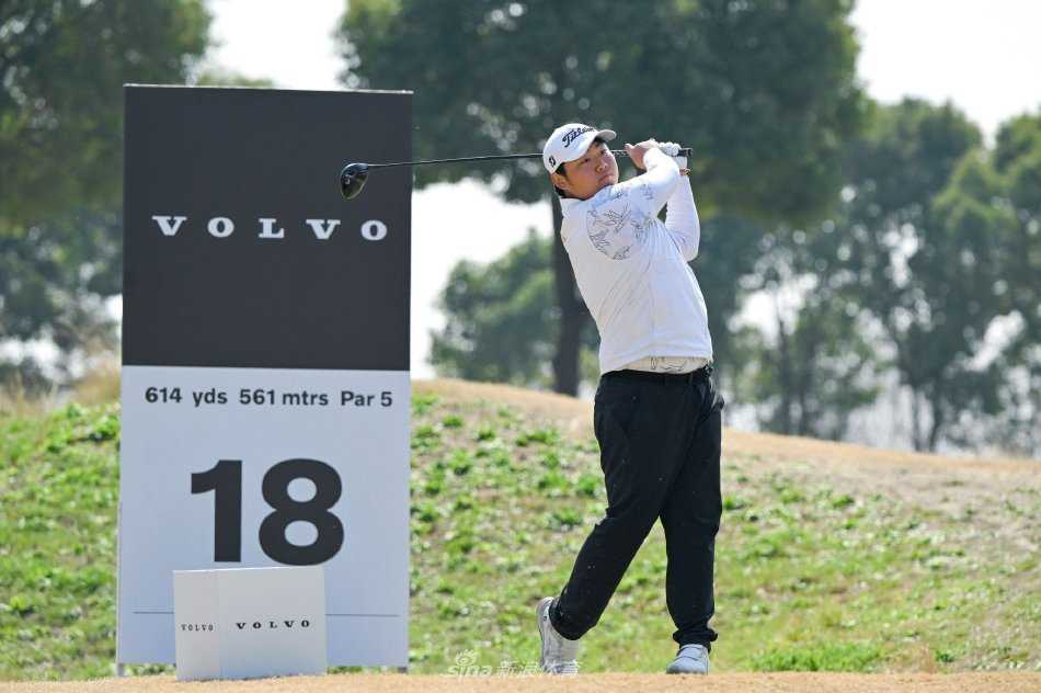 颁奖或晋级的欢庆时刻，球员们相视而笑或击掌鼓励，友谊与竞争的光芒在赛场上交相辉映。