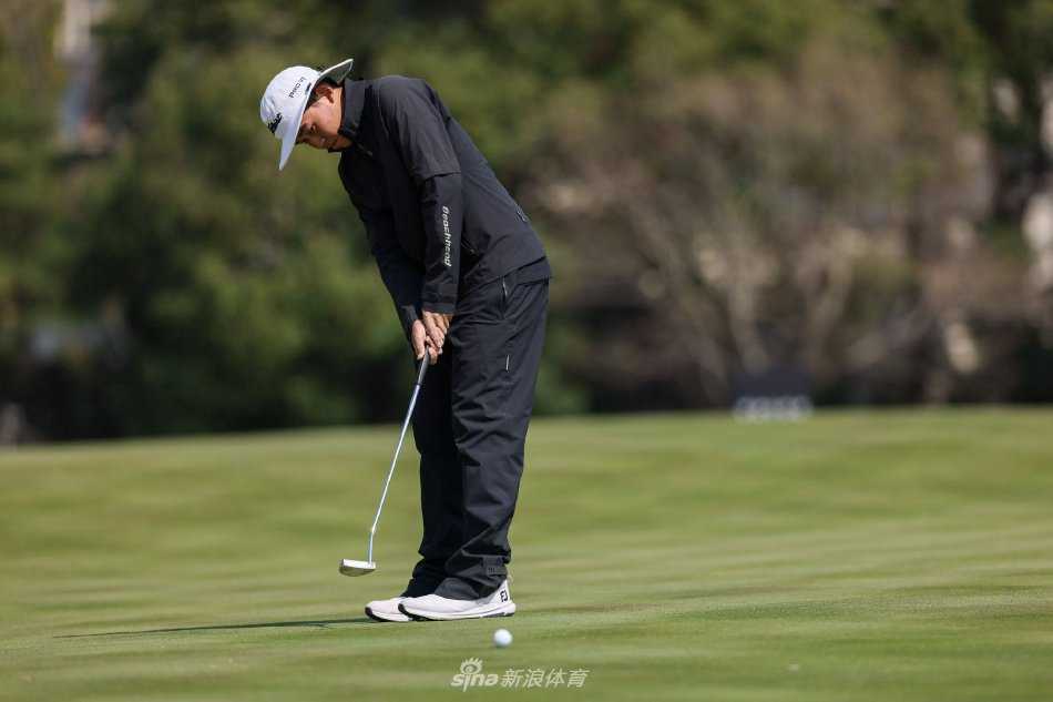 夕阳西下，球员完成最后一推后露出释然微笑，金色的余晖为他与球洞镀上荣耀的轮廓。