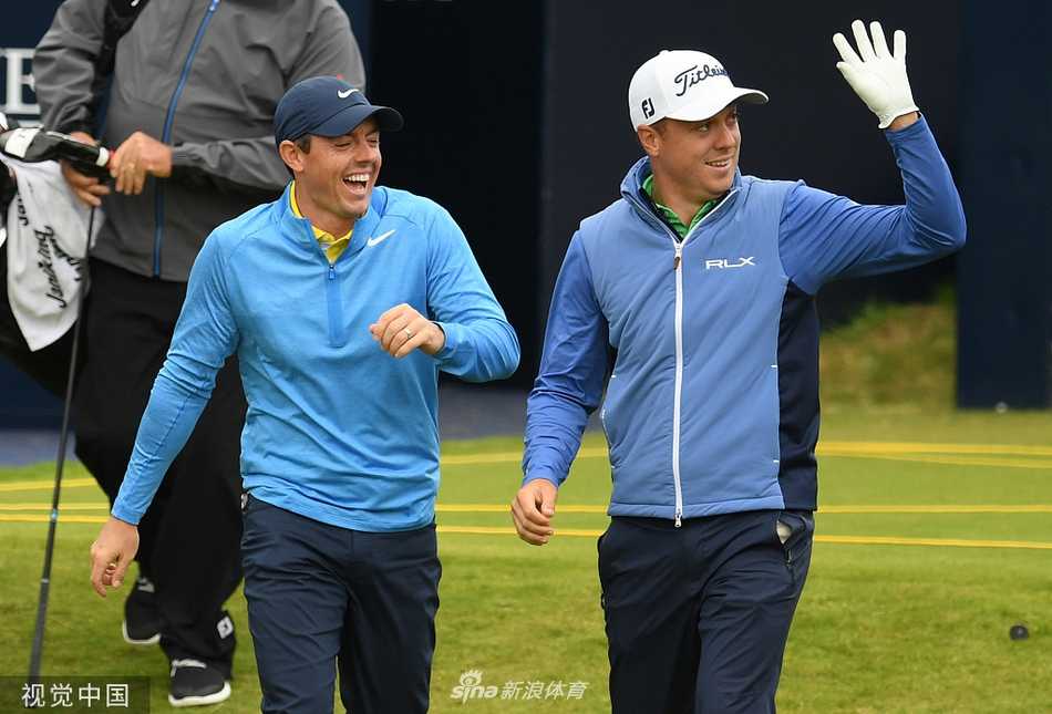 布鲁克斯·科普卡在练习场大力开球，动作充满力量感，目光坚毅望向远方落点。