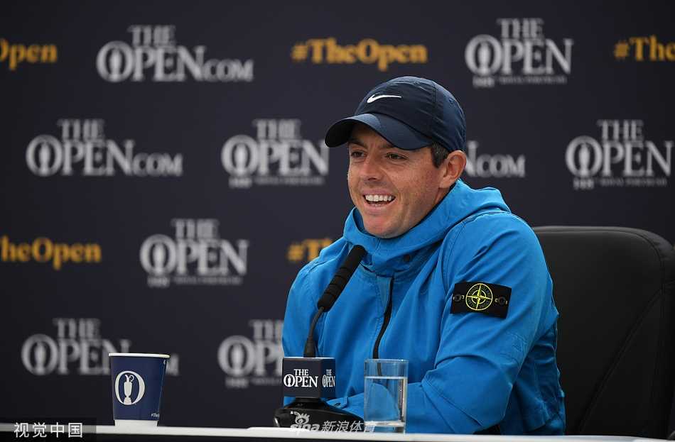 罗里·麦克罗伊在练习轮中全神贯注地攻果岭，身影与皇家波特拉什的壮丽景观融为一体，彰显主场作战的决心。