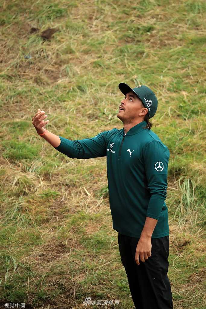 达斯汀·约翰逊在狂风骤雨中稳定挥杆，展现了世界顶级球员对抗恶劣环境的强大能力。