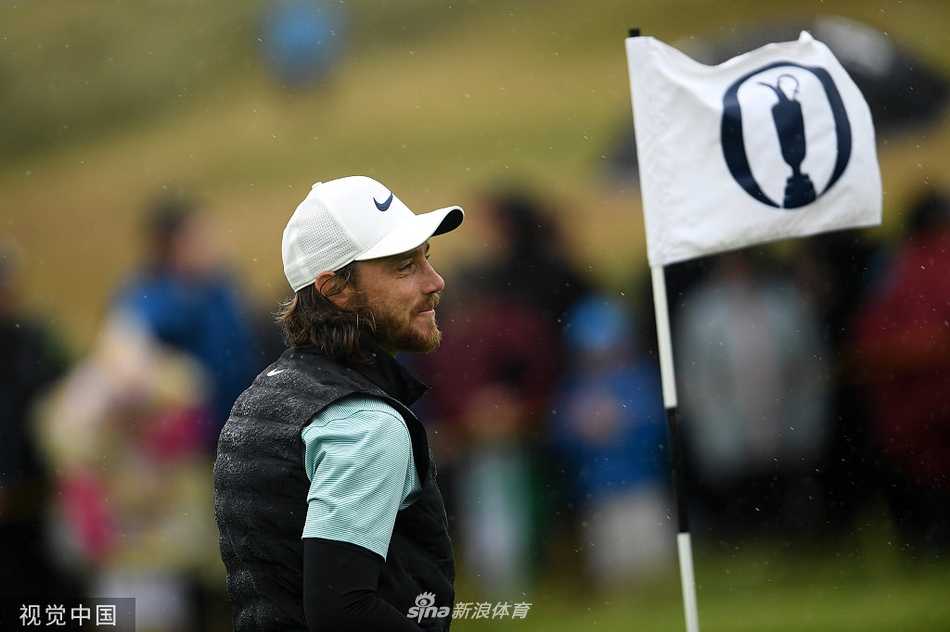 皇家波特拉什球场在夕阳下的全景，宏伟的看台与自然地貌交织，充满史诗感。