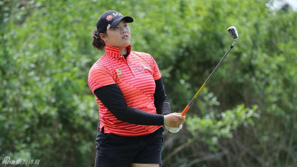 泰国球星阿瑞雅专注凝神，在翠绿球道上审视攻果岭路线，眼神中充满对胜利的渴望