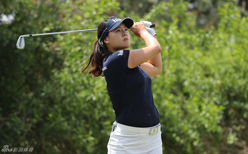 柳箫然漫步走向下一洞，阳光洒在她自信的脸庞上，背景是起伏的球道与远山