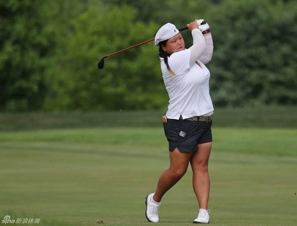 金楚笼完成挥杆后优雅收尾，身体重心完美转移，球杆轻搭肩头