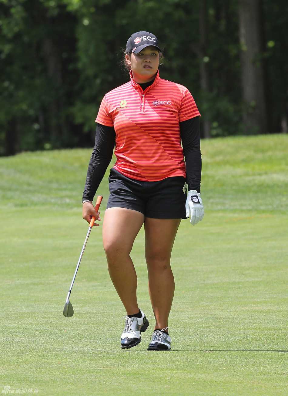 阿瑞雅推杆进洞后展露灿烂笑容，身后观众为她精彩表现热烈鼓掌