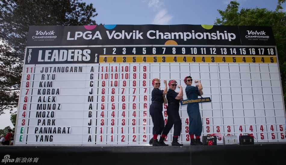 简-帕克在暮色中完成标准收杆动作，身影与拉长的影子构成动人剪影