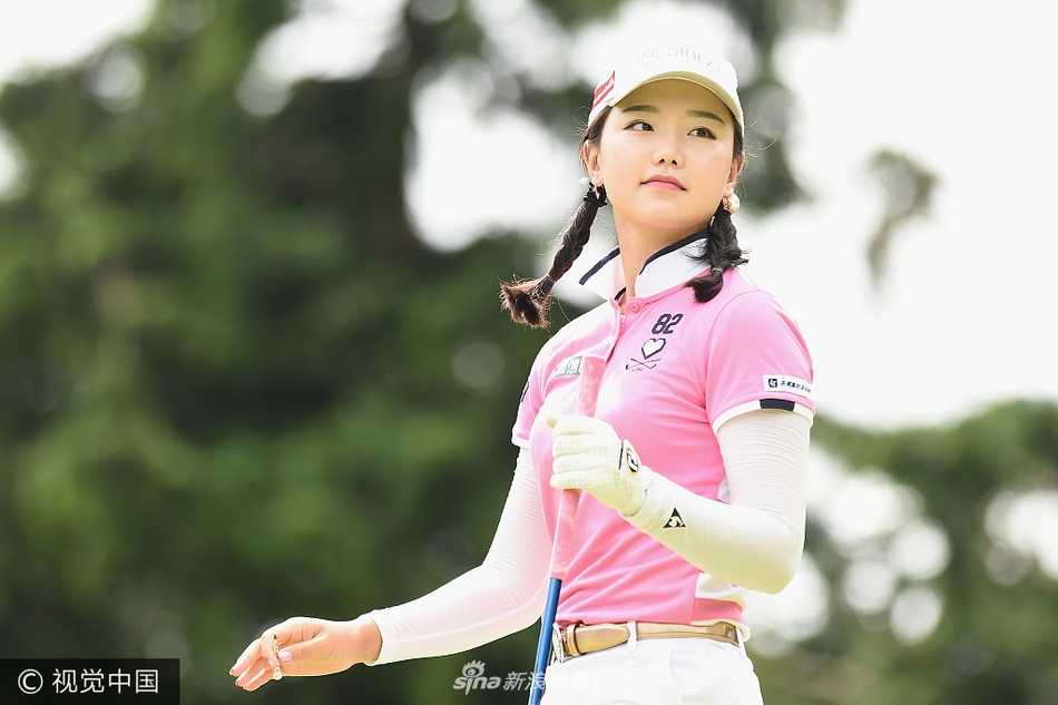 石昱婷日巡赛场展风采,李宝美生日卫冕创历史 石昱婷在果岭边自信回眸,午后阳光为她勾勒出一道坚定的侧影。