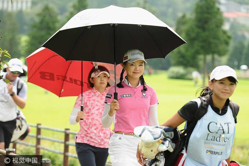 石昱婷日巡赛场展风采,李宝美生日卫冕创历史 李宝美展现冲冠气势,目光如炬地望向果岭,充满了对胜利的渴望。