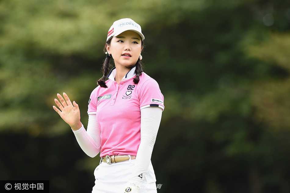 石昱婷日巡赛场展风采,李宝美生日卫冕创历史 石昱婷面向观众轻轻挥手示意,脸上洋溢着亲和力的甜美微笑。