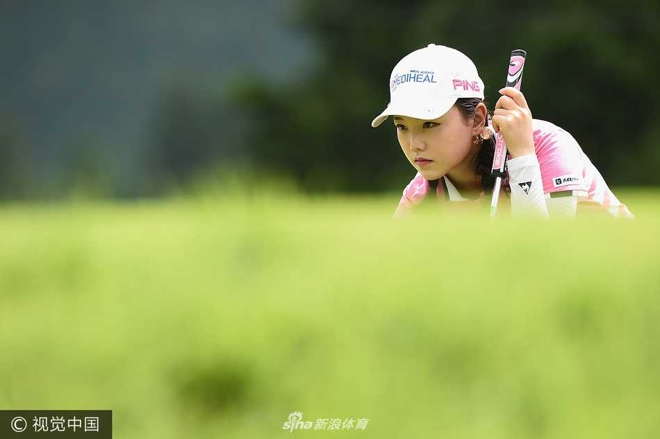 石昱婷日巡赛场展风采,李宝美生日卫冕创历史 石昱婷蹲在果岭边仔细观察推杆线路,冷静分析着草地上的每一寸起伏。