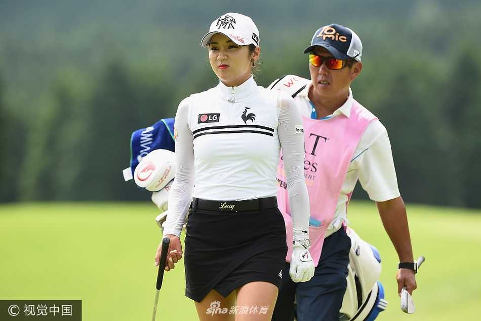 石昱婷日巡赛场展风采,李宝美生日卫冕创历史 石昱婷在发球台准备开球,身姿挺拔,全神贯注地凝视前方球道。