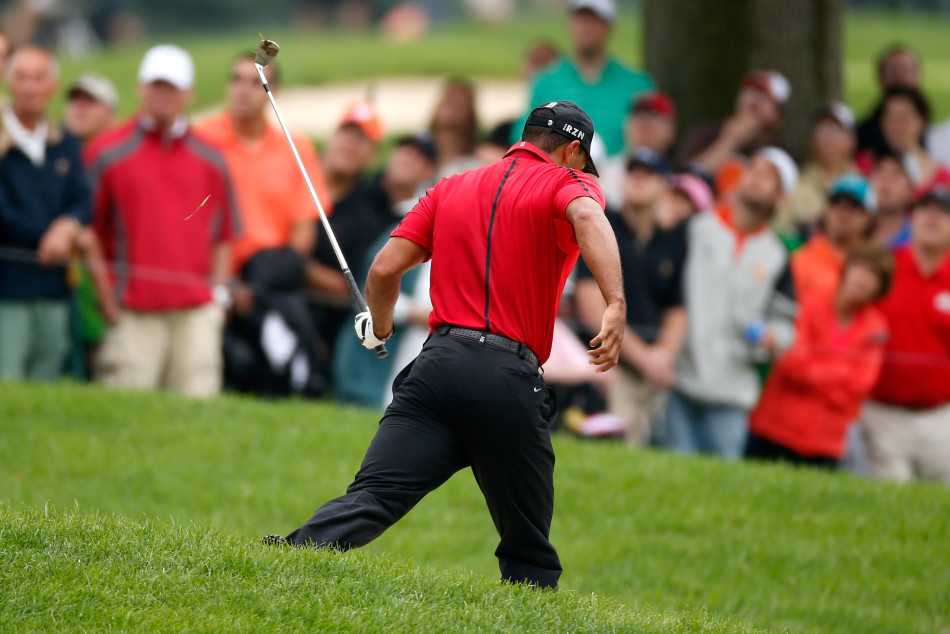 伍兹几乎将上半身完全趴伏在汽车引擎盖上，精疲力竭，寻求片刻的支撑与缓解