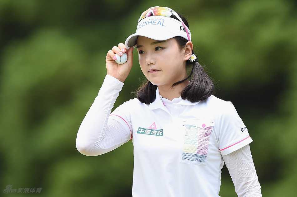 石昱婷在开球台凝神准备，目光坚定地望向远方球道