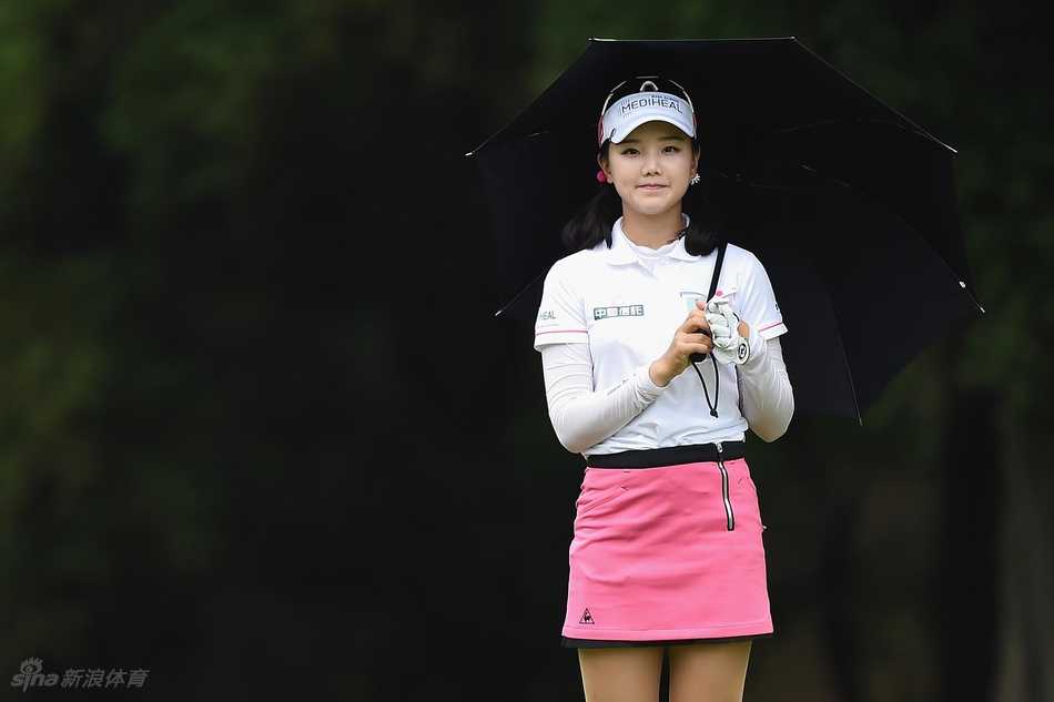 石昱婷优雅完成一号木挥杆，白色上衣在绿茵场上格外醒目