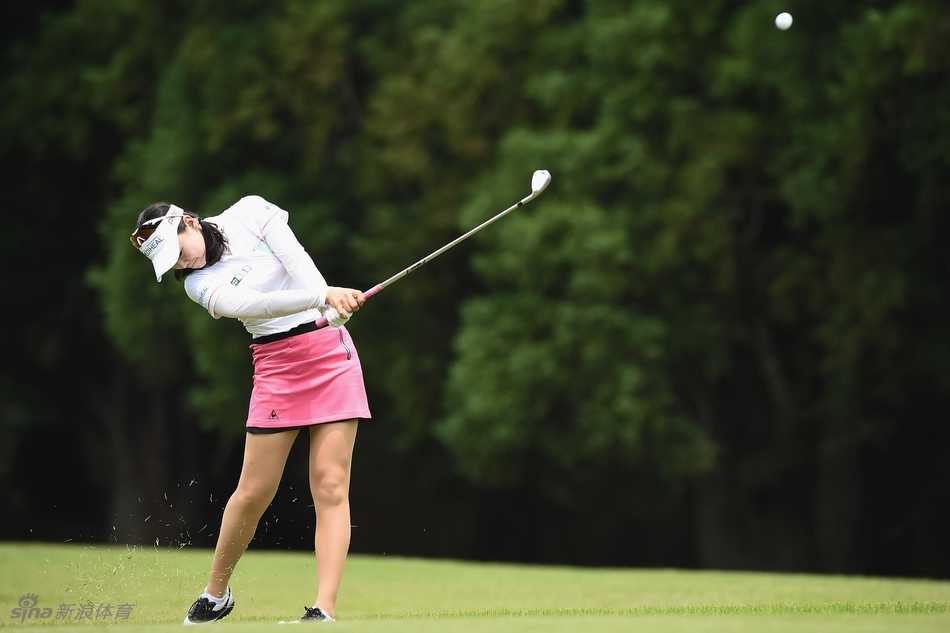 石昱婷在沙坑中救球，沙砾飞溅间展现精湛的短杆技术