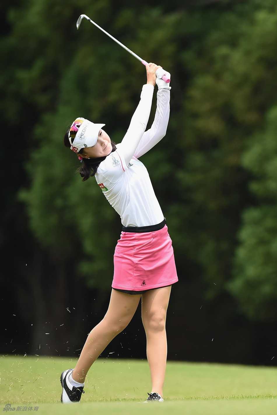 石昱婷侧身击打长铁杆，动作舒展充满力量感