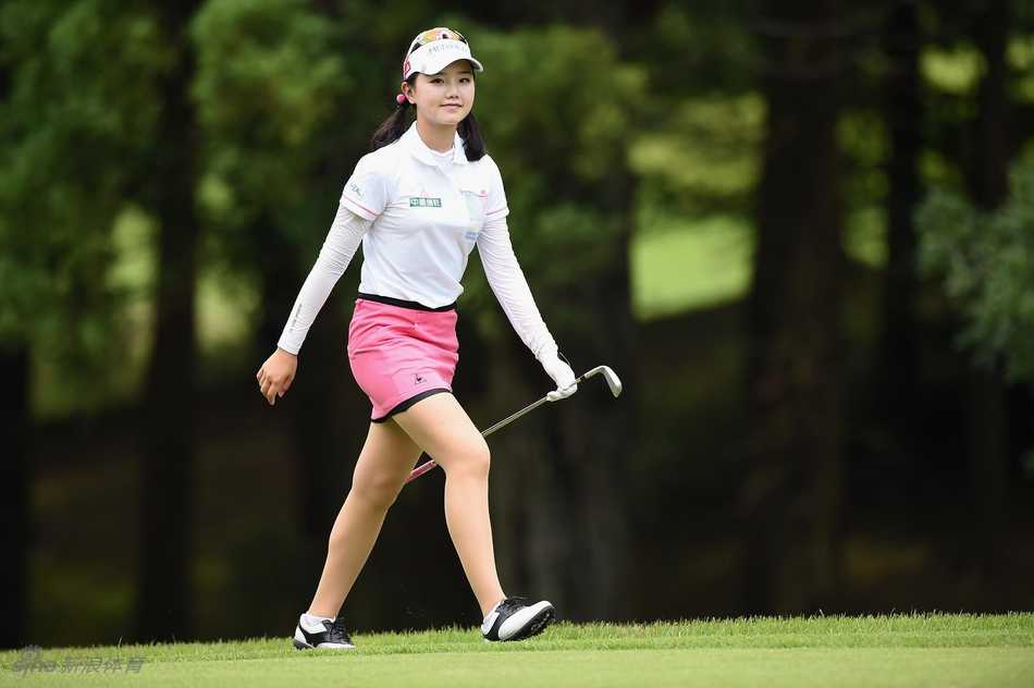 石昱婷迎着阳光走向下一洞，身影在球场上显得坚定而充满希望