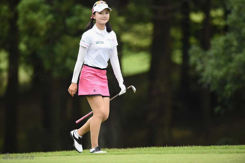 石昱婷与球童认真讨论选杆策略，展现团队协作的默契瞬间