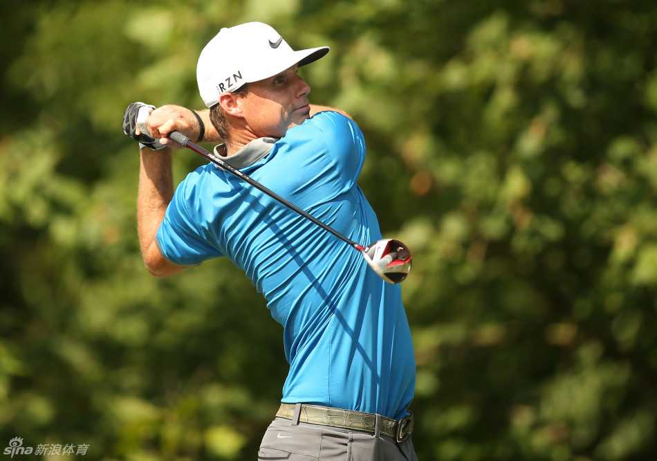 尼克-沃特尼全神贯注，在发球台上进行关键性开球，身体扭转充满力量。